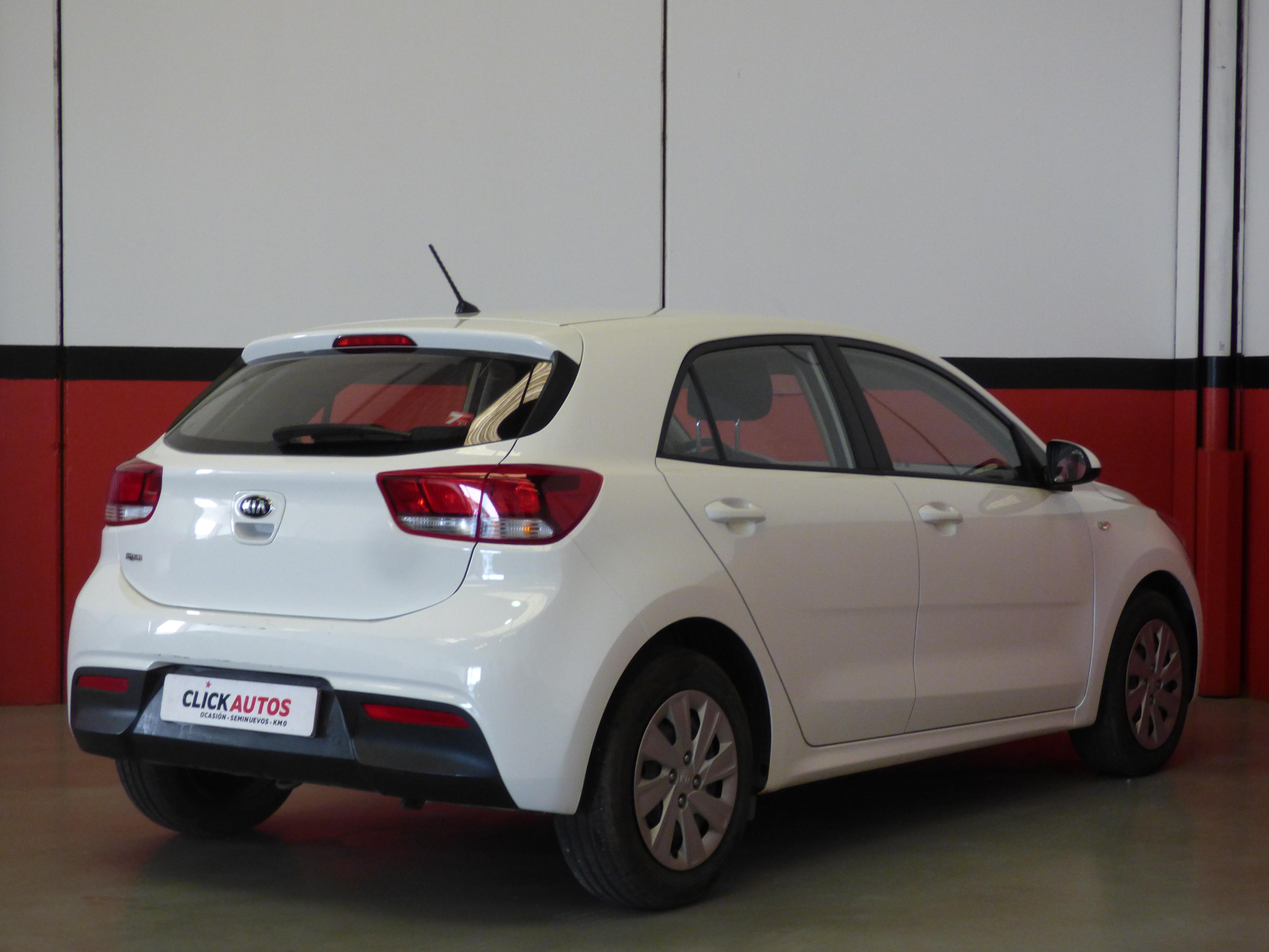 ClickAutos.es Kia New Rio 1.2 CVVT 84CV Concept Blanco disponible en